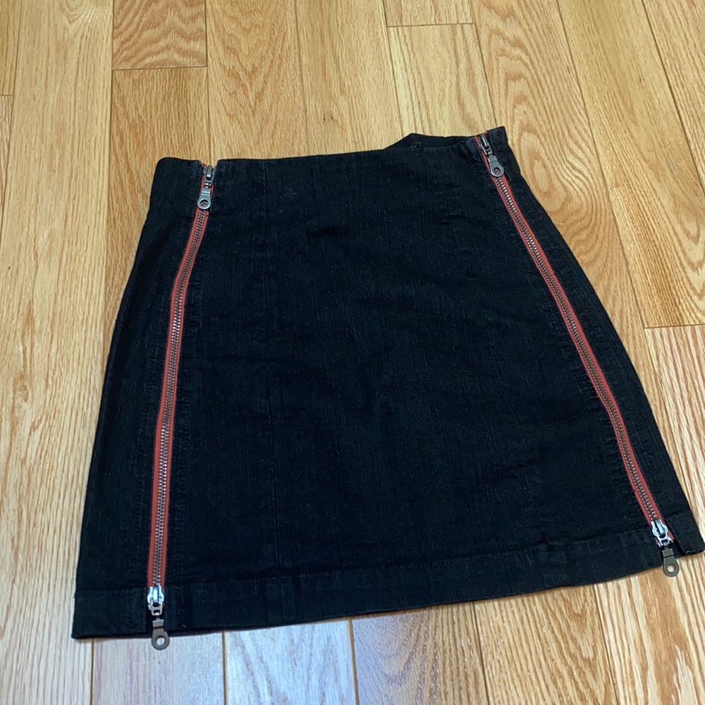 Black Skirt with 2 zippers in the sides.